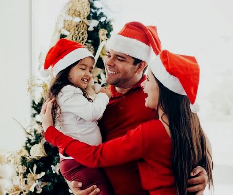 Різдвяна казка. Татко. 11 young family celebrating christmas at homehappy young family enjoying picture id10659816601